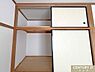 収納：各居室に収納付きで住空間をより広く使うことができます。和室には押入れを備えており、布団や季節物の衣類などをたっぷり収納できます。