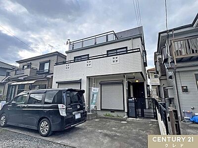 外観:一部リフォーム済みの4SSLDK。駐車場は2台分確保。南側の前面道路は通り抜けのできない私道で、車の往来も少なく、落ち着いて暮らせる住環境です。 外観:一部リフォーム済みの4SSLDK。駐車場は2台分確保。南側の前面道路は通り抜けのできない私道で、車の往来も少なく、落ち着いて暮らせる住環境です。