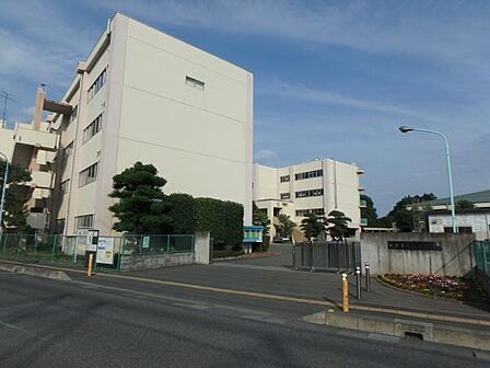 坂戸市立坂戸中学校まで1000m