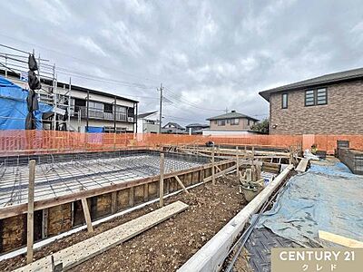 外観:現在は基礎工事中です。床全面と立ち上がりを鉄筋コンクリートで施工することで、安心して暮らせる地震に強い基礎を造ります。 外観:現在は基礎工事中です。床全面と立ち上がりを鉄筋コンクリートで施工することで、安心して暮らせる地震に強い基礎を造ります。