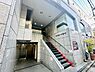 エントランス：階段と案内表示がある建物入口付近