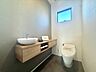 トイレ：シンプルでコンパクトな洗面台とトイレの空間です