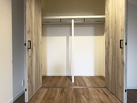 木目調の扉が特徴の収納スペースです