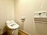 トイレ：トイレと洗面台が設置された水回り
