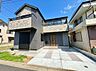 外観：タイル敷きのアプローチを備えた戸建て外観