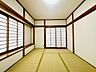 和室：畳敷きの和室障子窓と床の間が見える