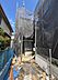 外観：建物脇の足場と養生シート