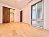 洋室：木目調建具のある明るい洋室です
