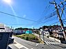 周辺：物件周辺の道路と住宅街の様子