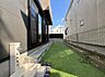 外観：建物脇に人工芝の細長いスペースがあります
