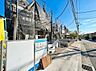 周辺：建築中の建物と前面道路の様子