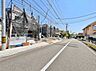 周辺：建物が並ぶ道路沿いの街並み