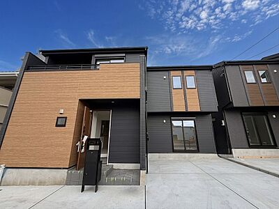 外観:木目調外壁のモダンな造りの新築住宅 外観:木目調外壁のモダンな造りの新築住宅