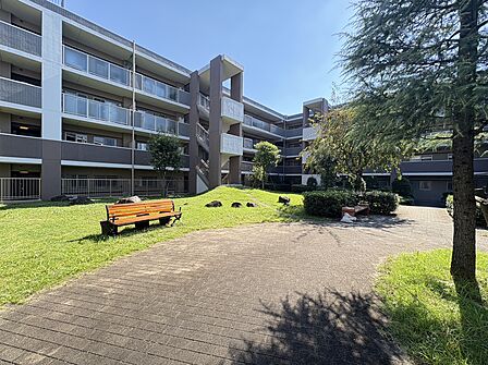 緑地に面した集合住宅の外観と歩道