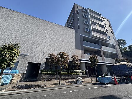 建物外観と前面道路の様子