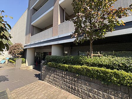 植栽と石垣のある集合住宅の外観