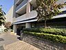 外観：植栽と石垣のある集合住宅の外観