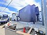 外観：建築中の住宅外観と前面道路