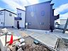 外観：外観と敷地内のアプローチを確認できる住宅