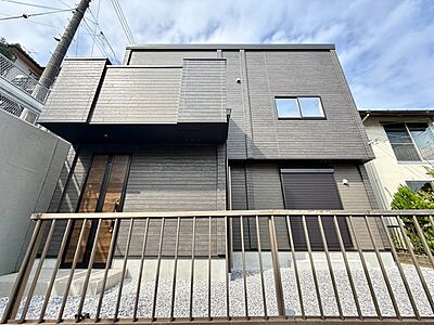 外観:金属外壁の戸建て外観とバルコニー 外観:金属外壁の戸建て外観とバルコニー