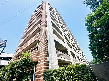 植栽に囲まれた集合住宅の外観