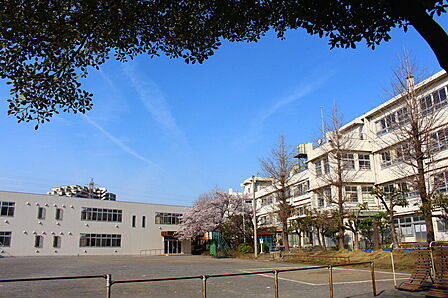 川崎市立久地小学校 距離約710m