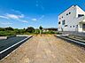 外観：建物隣接の舗装された駐車スペース