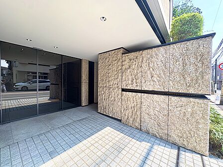 落ち着いた色調のマンションエントランスの外観です