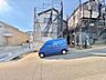 外観：建築中の住宅と前面道路の様子