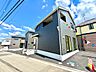 外観：黒と白の外壁が特徴の2階建て住宅です