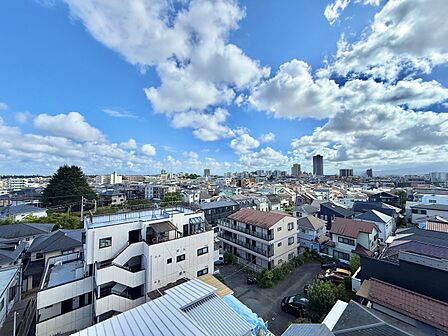 建物の高層階からの街並みと空の眺望です