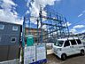 外観：建築中の戸建て物件の外観と駐車スペース
