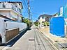 周辺：住宅街の静かな道沿いで、日当たりの良い周辺環境です