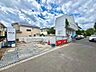 駐車場：住宅地内の駐車スペースと周辺の戸建て住宅の風景