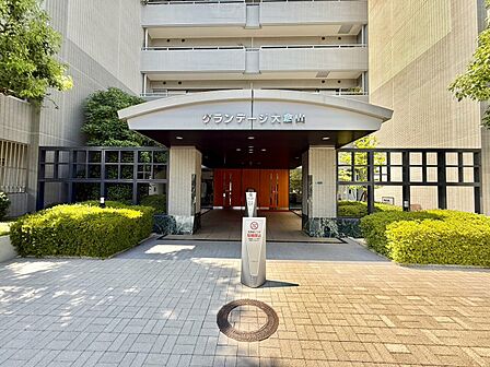 マンションのエントランス外観、緑が近くにある