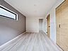 洋室：ナチュラルカラーのフローリング洋室、窓から光が入る明るい部屋です