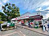 周辺：赤い看板の店舗外観と前面道路