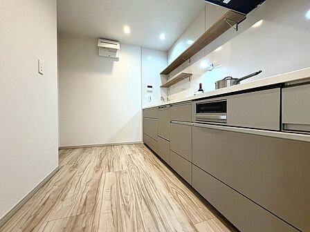キッチンと床が見えるシンプルな室内空間
