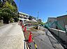 外観：傾斜地にある物件の前面道路と隣接地の様子です