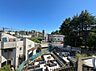 外観：住宅街の高台から見た周辺環境と建物の様子