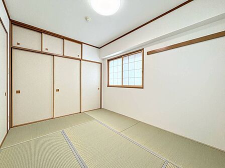 和室の部屋で押入れと窓がある室内です