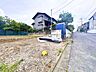外観：通り沿いの更地で、住宅街に位置しています