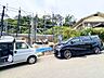 外観：建築現場の前に並ぶ車と住宅の外観です