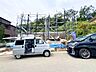 外観：建設中の住宅現場と周辺の交通状況を示す外観写真です