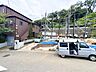 外観：建築中の住宅と道路沿いの駐車スペース