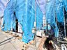外観：建築中の現場で、ブルーシートや足場が設置されています
