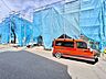 外観：建築中の住宅と駐車中の車がある外観写真です