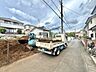 外観：住宅街の工事現場とトラックが写る外観風景