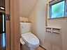 トイレ：窓付きで換気が可能なトイレ空間です