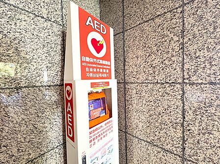 AED設置の案内看板がある建物の壁面です